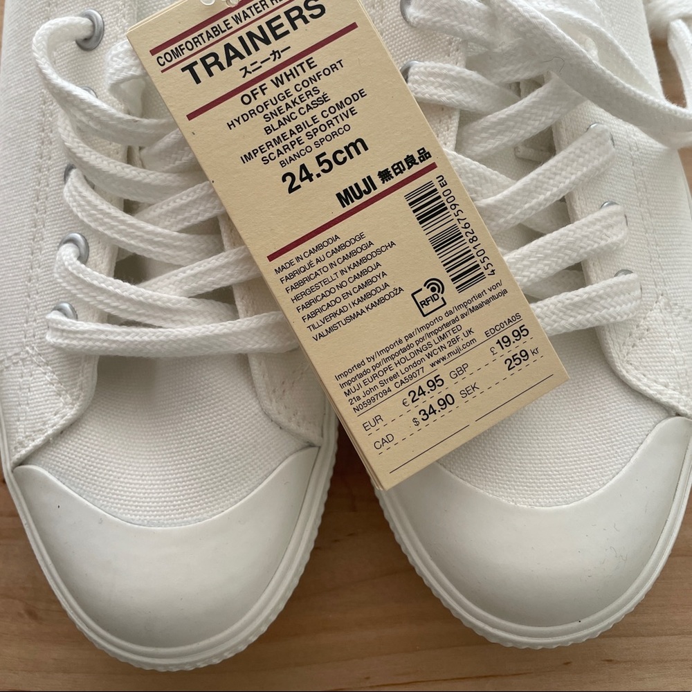 Fresh white sneakers W 7.5